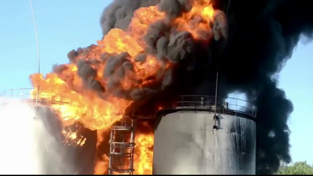 Incendiu violent la un depozit petrolifer de langa Kiev. Cel putin patru persoane au murit