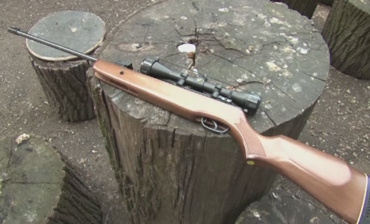 Moarte suspecta a unui barbat din Bacau, plecat cu vaca la pascut. A fost gasit impuscat in piept si cu o arma alaturi