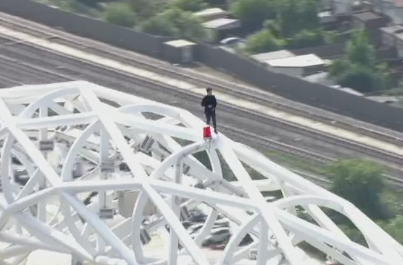 Un britanic a devenit prima persoana care a urcat in punctul cel mai inalt al arcadei metalice de la stadionul Wembley