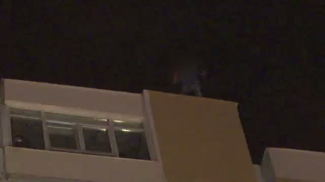 Suparat ca iubita l-a parasit, un tanar din Pitesti a vrut sa se arunce de la etaj. Trecatorii s-au adunat ca la spectacol