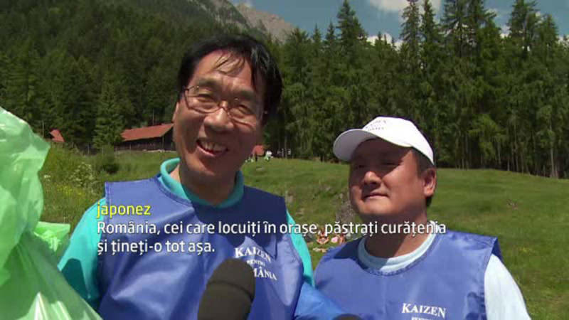 Gunoaiele din Busteni, stranse de voluntari veniti tocmai din Japonia. "Stiu ca e greu, dar va rog, pastrati curatenia"