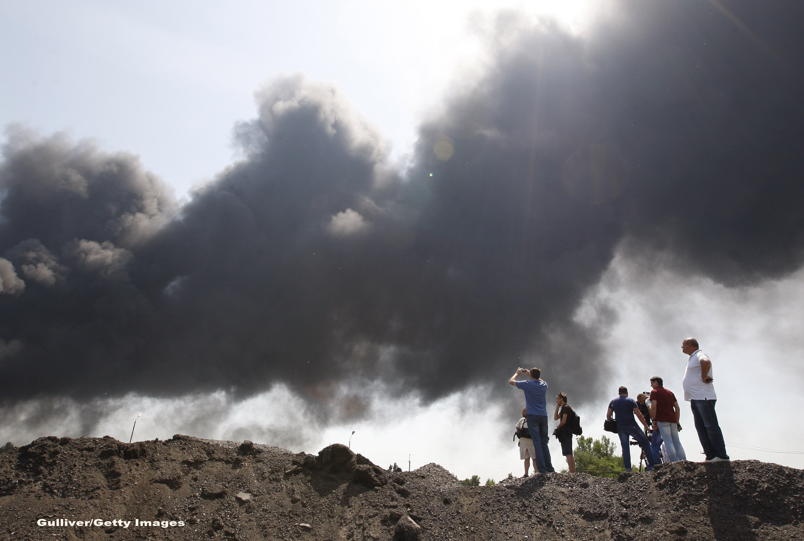 Dezastru ecologic in Ucraina. Incendiul de la depozitul petrolier provoaca aparitia ploilor acide: "Ar putea cadea oriunde"