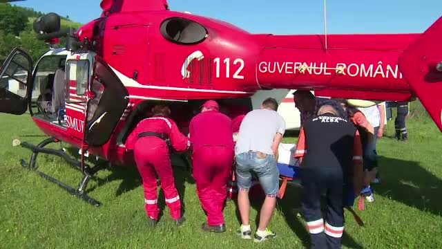 Barbatul care a supravietuit dupa ce o stanca l-a lovit pe el si l-a strivit pe prietenul lui, in coma indusa la spital