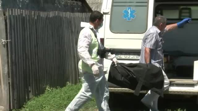 Huiduieli la inmormantarea celor trei frati morti intr-un incendiu. Cum s-au aparat parintii copiilor de multimea furioasa