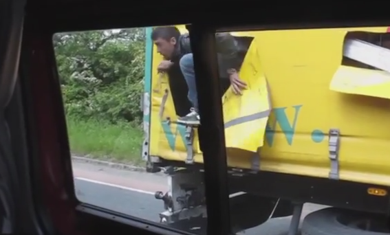 Desfasurare de forte in UK. Opt romani intrati ilegal in tara, filmati in timp ce sar dintr-un TIR si se ascund in padure