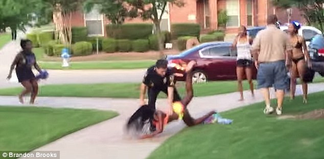 Politistul american, filmat in timp ce tranteste cu brutalitate o fata de 14 ani, in costum de baie, la pamant, a demisionat