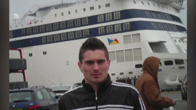 Un tanar de 24 de ani a murit injunghiat de tata. Baiatul voia doar sa-si salveze mama din bataia pe care o incasa