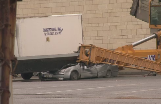 Un sofer a scapat cu viata la limita, dupa ce o macara s-a rasturnat peste masina sa, in parcarea unui mall din Suceava