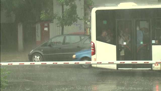 Masini avariate si 11 copaci doborati, in urma furtunii din Bucuresti. Grindina de marimea unei mingi de ping-pong la Resita