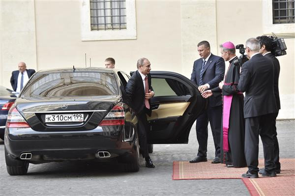 Lunga zi a lui Vladimir Putin in Italia. S-a intalnit cu Papa, premierul italian si Berlusconi. Care au fost temele discutate