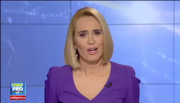 Prietenie neobisnuita la delfinariul din Constanta. Pelicanul Costica il urmeaza pas cu pas pe paznicul nea Gheorghe