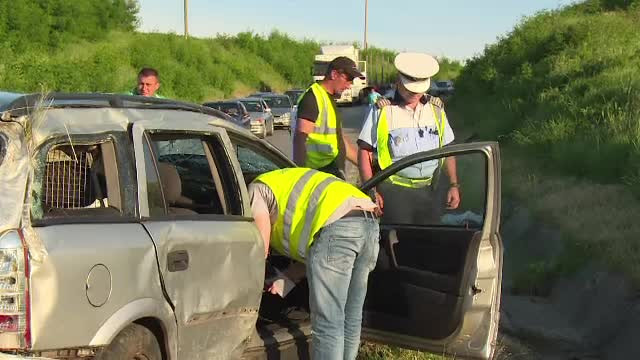 Conducea cu viteza mare pe un drum, fara centura de siguranta. Ce s-a intamplat dupa ce "cineva i-a facut semn cu farurile"