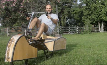 Un brazilian a creat bicicleta care poate merge si pe apa VIDEO