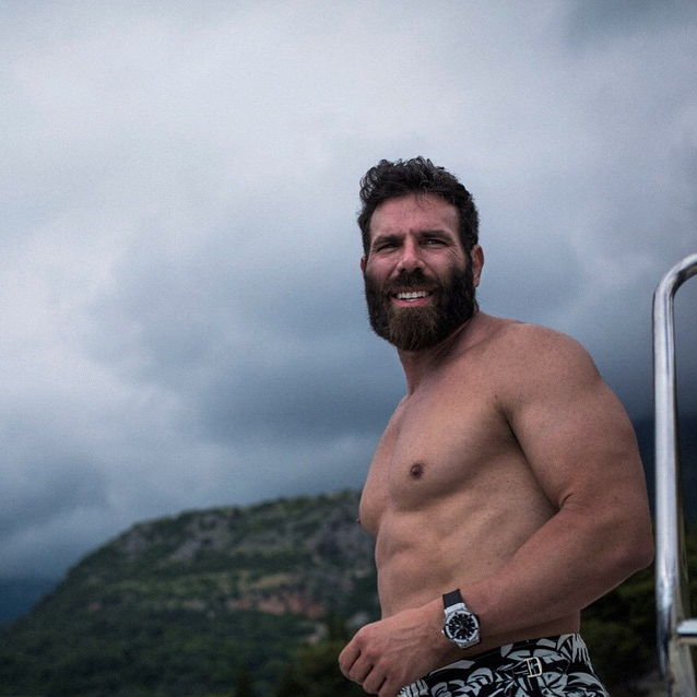 Pozeaza in fiecare zi inconjurat de arme si de femei goale. Cine este candidatul-surpriza la presedintia SUA