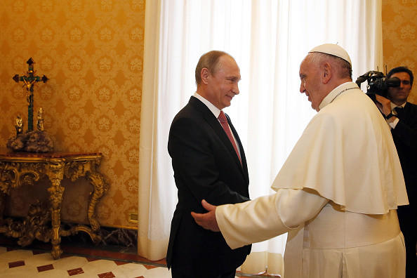 The Guardian: De ce intarzie mereu Vladimir Putin? Liderul de la Kremlin, criticat ca l-a facut pe Papa sa astepte o ora