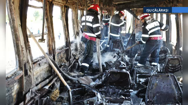 Panica printre calatori dupa ce un tren care mergea spre litoral a luat foc. Un vagon, distrus complet de flacari