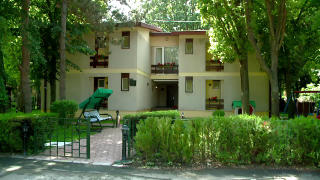 Complexul de vile, ridicat de Ceausescu in Neptun, inchiriat in regim hotelier. Cat costa sa fii "vecin" cu presedintele