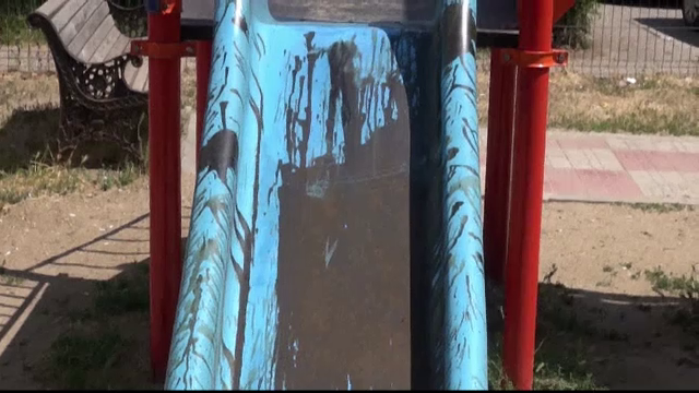 A distrus un loc de joaca din Galati, pentru ca nu suporta zgomotul copiilor. Localnicii banuiesc cine este vinovatul