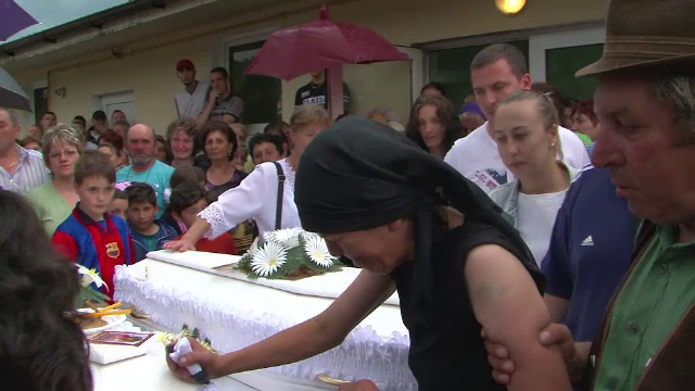 Femeia care si-a lasat copiii sa arda de vii in casa, cercetata in libertate. De ce au lasat-o judecatorii sa plece acasa