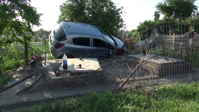 Un sofer a intrat cu masina intr-un cimitir, ranind un pensionar care venise sa aprinda o lumanare. Ce va pati tanarul