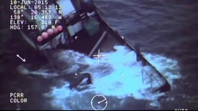 Paza de Coasta din Alaska a salvat patru pescari cu cateva minute inainte ca barca lor sa fie inghitita de valuri de 3 metri