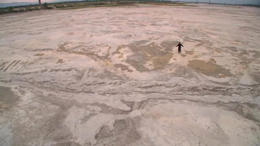Halda de steril care otraveste doua tari. "Le-as da ministrilor o lopata, sa curate dupa ce bate vantul aici"