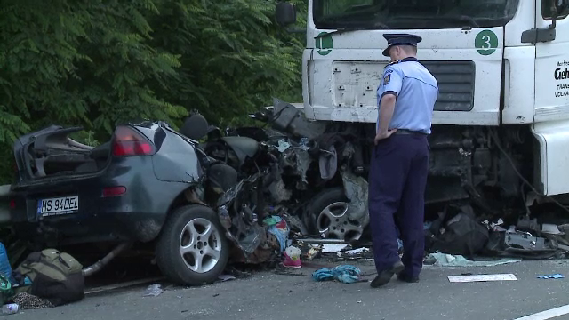 Sase oameni au murit pe DN 7, dupa ce masina lor a intrat intr-un TIR. Una din femei urma sa nasca in cateva zile