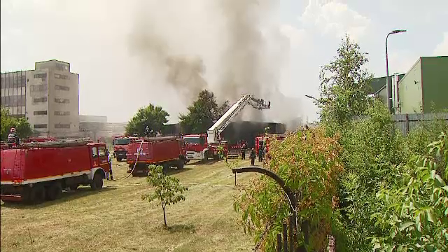 O hala cu gaze inflamabile sub presiune a luat foc la marginea Capitalei. Incendiul, stins de zeci de masini de pompieri