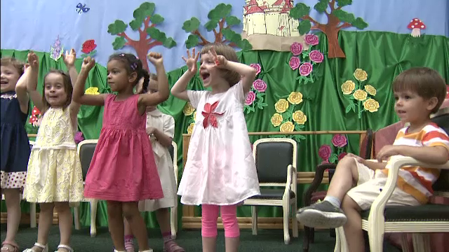 Bucuria serbarilor inainte de vacanta de vara. Cat au cheltuit parintii pentru tinutele de poveste ale copiilor