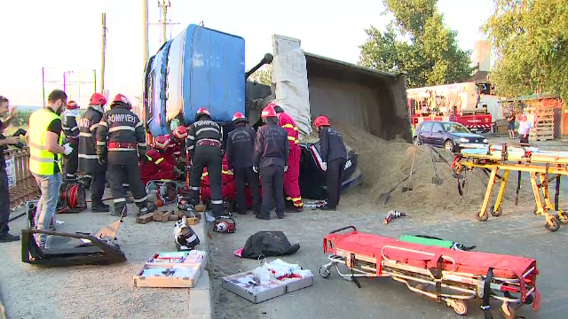 O basculanta cu nisip s-a rasturnat peste o masina pe Centura Capitalei. Doi tineri aflati in interior au murit pe loc