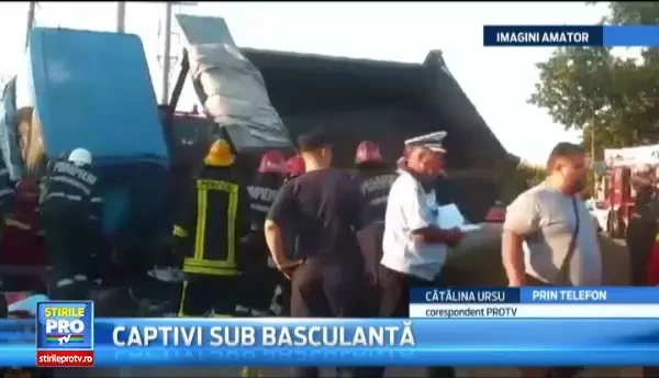 O basculanta s-a rasturnat peste o masina pe Centura Capitalei. Patru persoane au fost ingropate de vii in nisip