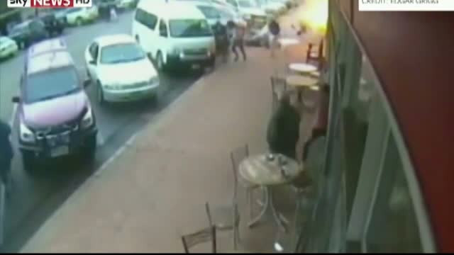 Explozie intr-o cafenea din Australia, dupa ce un camion a izbit peretele localului. O mama a murit in urma incendiului