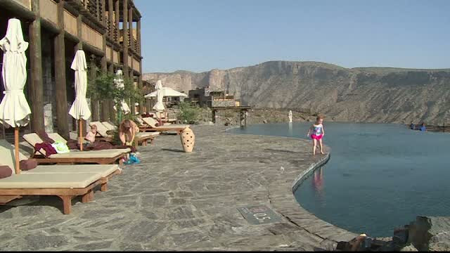 Hotelul care se confunda cu peisajul muntelui. Cat costa o vacanta de lux intr-un loc desprins parca din alta lume