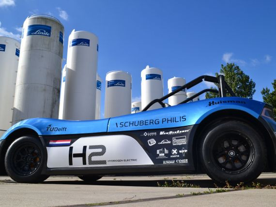 Miracolul din Olanda. Masina care merge cu aer si scoate apa potabila pe teava de esapament VIDEO