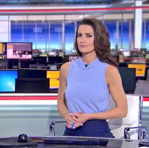 Momentul stanjenitor prin care a trecut o prezentatoare, in direct, la tv: ce au observat barbatii cand s-au uitat mai atent