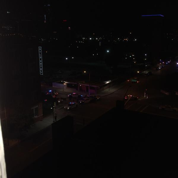 Focuri de arma langa sediul Politiei din Dallas, unde a fost gasita si o bomba. Un suspect a fost impuscat de lunetisti