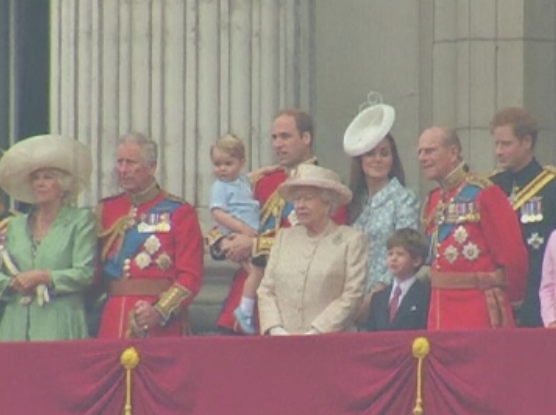 Printul George, in centrul atentiei la parada organizata in cinstea Reginei. Micutul a salutat publicul de la balcon