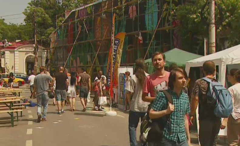 ROBOcopacul, inventia prezentata la Street Delivery. Cum functioneaza dispozitivul care incarca telefoane, da lumina si WI-FI