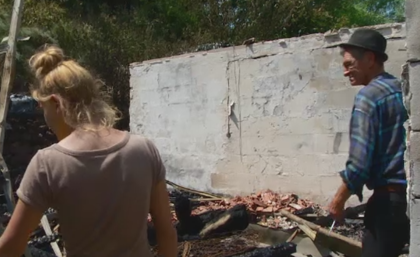 Trei frati, la un pas sa moara arsi de vii, in casa. O adolescenta i-a salvat, in timp ce mama era plecata dupa bautura