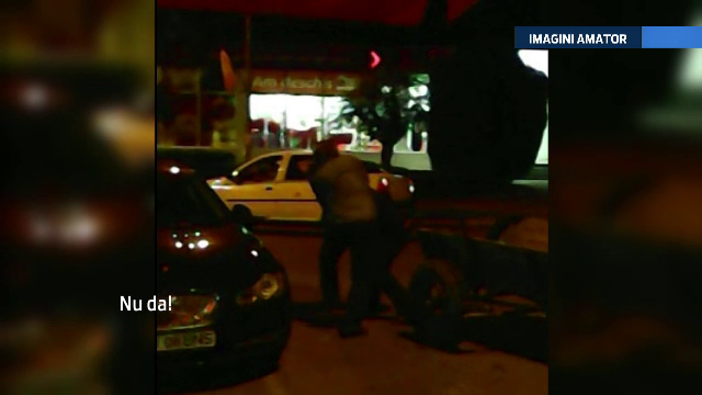 Bataie in centrul orasului Dej, din cauza unei carute parcate intre masini. Martorii au intervenit cu sfaturi, ca la box