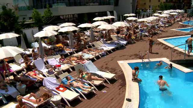 Strandurile si piscinele din Capitala, neincapatoare pentru marea de oameni dornici sa se racoreasca