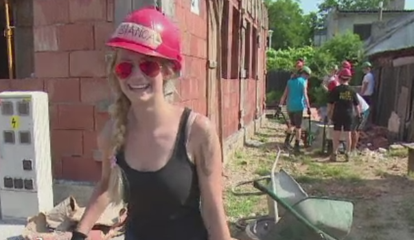 Voluntari pe un santier de constructie din Romania la doar 15 ani. Lectia pe care ne-o dau 28 de elevi din Elvetia