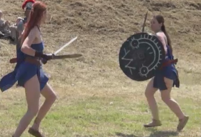 Lupte intre daci si romani, langa Galati. Spectatorii au fost uimiti de realismul bataliilor, dar si de gladiatoare