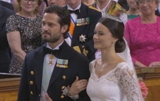 Moment comic in biserica. Ce s-a intamplat cand printul Carl al Suediei a incercat sa-i puna verigheta pe deget sotiei sale