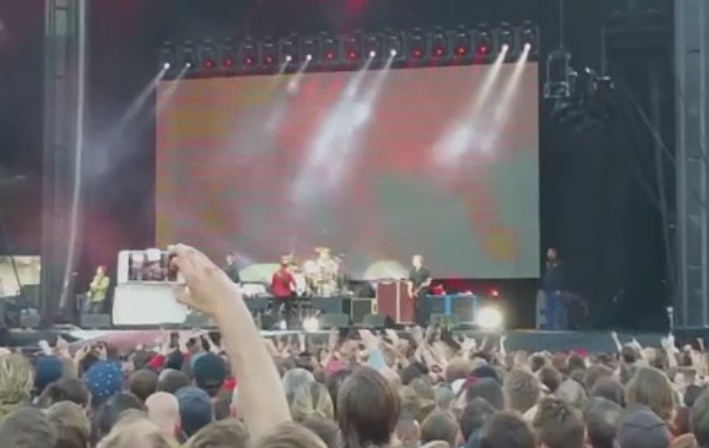 Solistul trupei Foo Fighters si-a rupt un picior in timpul unui concert. Ce le-a spus fanilor in timp ce era pe targa