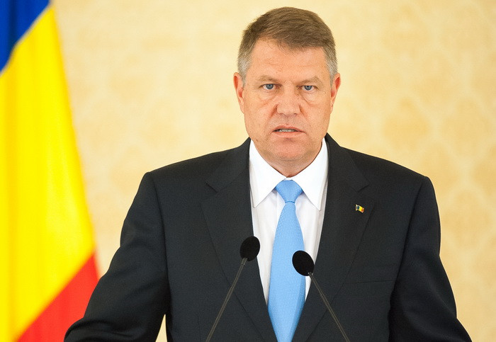 Cel mai mare drapel romanesc, arborat la Miercurea Ciuc cu ocazia "Zilei Tricolorului". Sute de militari au defilat pe strazi