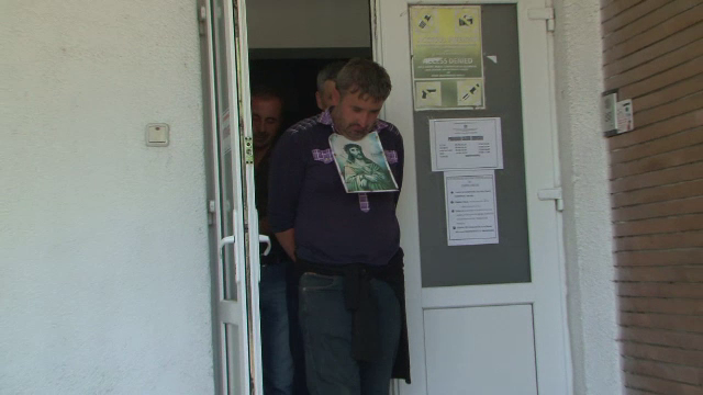 Barbatul care a profanat mormantul lui Arsenie Boca va fi cercetat in stare de libertate. Familia l-a internat la Psihiatrie