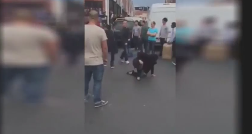 Trei tiganci prinse la furat intr-un magazin din Paris, batute si umilite de cetateni chinezi. VIDEO