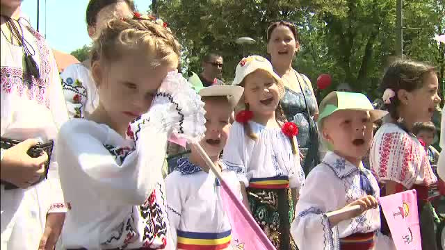 "Amintiri din copilarie", pe strazile Capitalei. Insotiti de parinti si bunici, cei mici s-au bucurat de personaje de basm