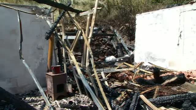 "E mama de caine". Reactia rudelor si vecinilor mamei care si-a lasat copiii sa arda in casa, in timp ce ea cauta alcool